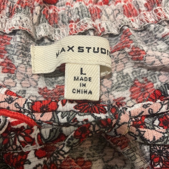 Size Large beautiful lightweight blouse of red floral pattern and long sleeves - Picture 3 of 8